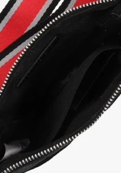 Zwarte Guess Schoudertas Strave Xbody Flat W Frnt Zpr